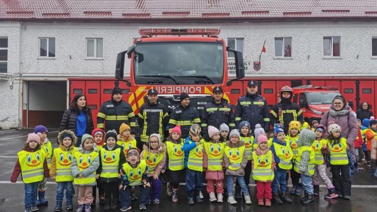 Sute de copii, la "Școala Altfel" de la sediul pompierilor brașoveni