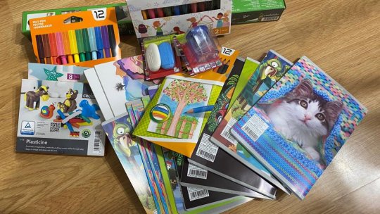 Crește valoarea pachetelor cu rechizite acordate gratuit elevilor din medii defavorizate