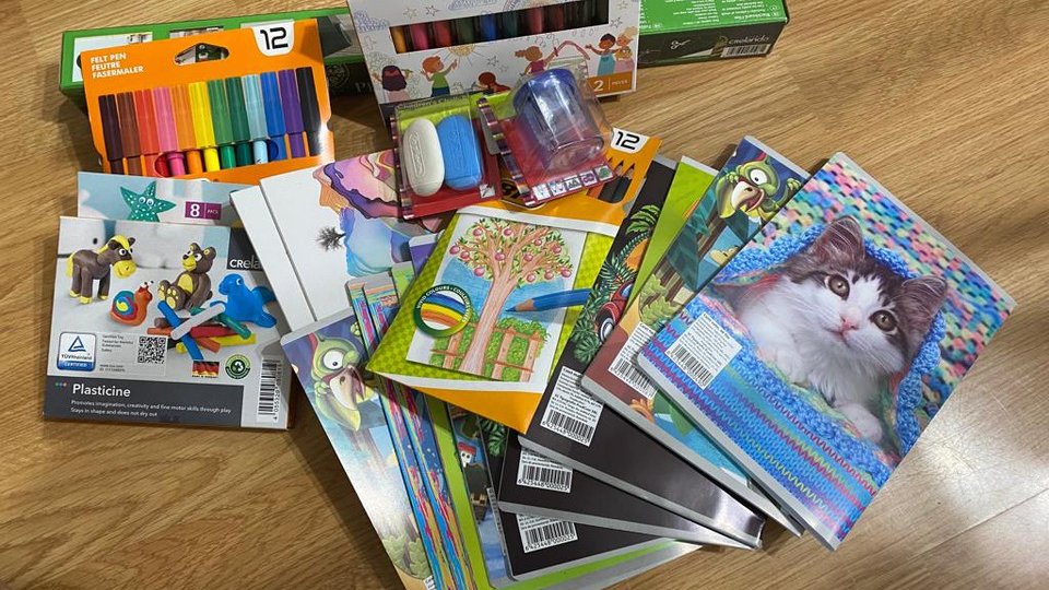 Crește valoarea pachetelor cu rechizite acordate gratuit elevilor din medii defavorizate