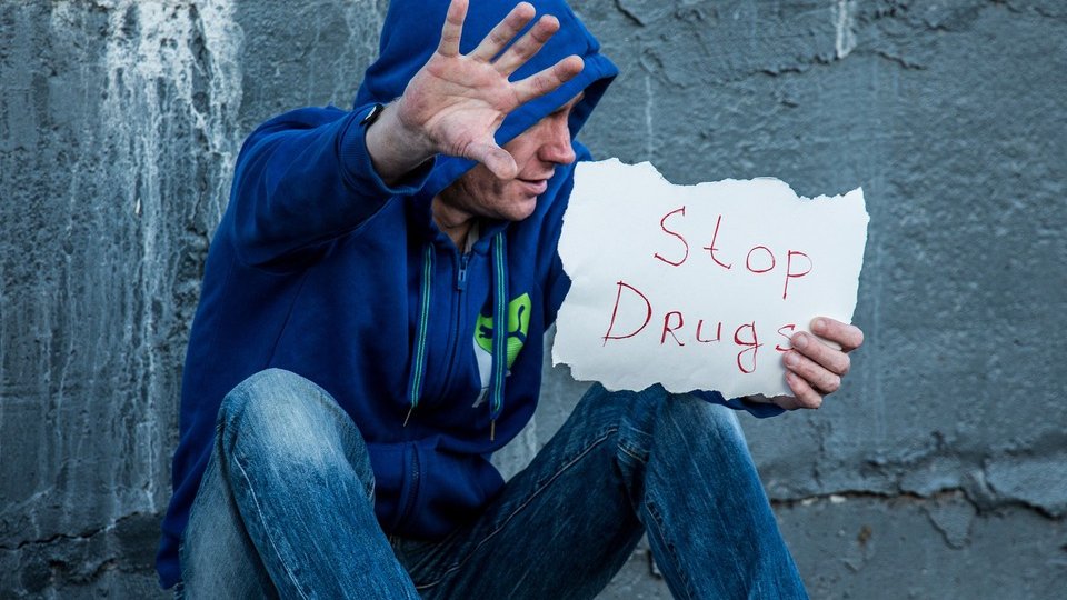 Drogurile, principalul dușman al adolescenților. Cel mai tânăr consumator brașovean, un copil de 11 ani