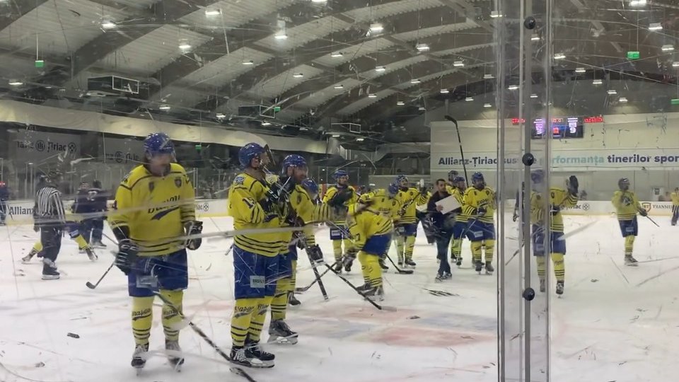 Corona Brașov a învins Steaua București, în cel de-al doilea meci al finalei Campionatului Național de Hochei