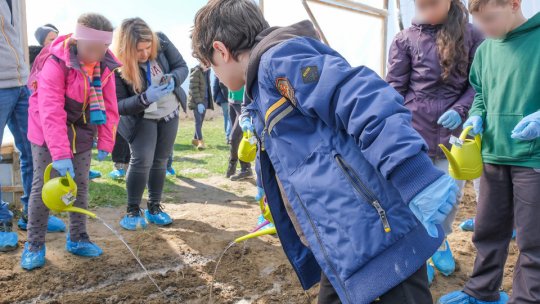 Copiii de la Centrul de zi "Astra" și cei cu dizabilități, în vizită la fermele din jurul Brașovului