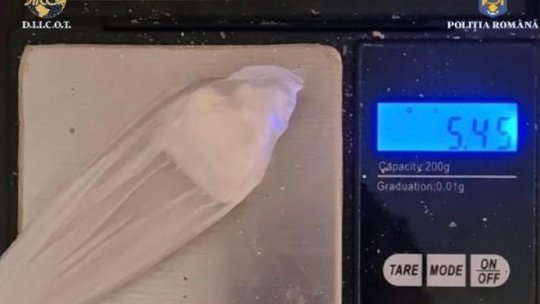 Cinci tineri arestați după ce ar fi vândut în școli din România eutylonă, un drog foarte periculos