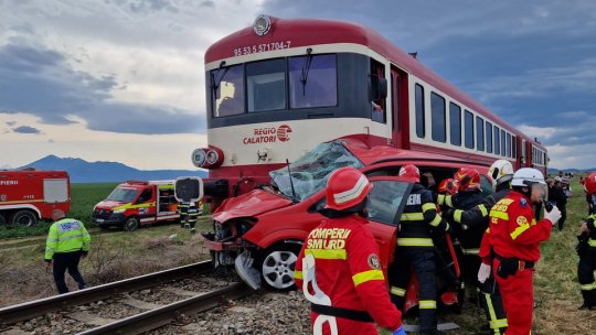 Autoturism lovit de tren între Cărpiniș și Prejmer. Două persoane rănite