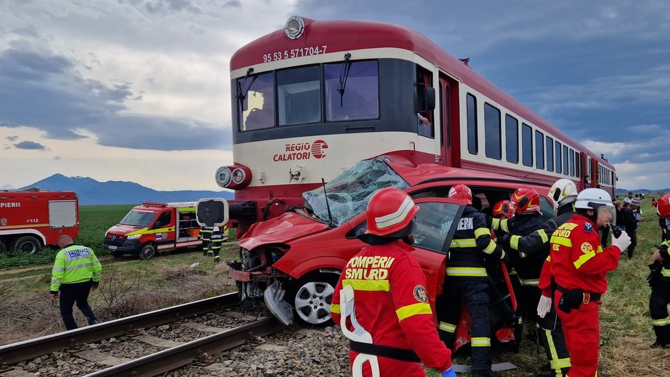 Autoturism lovit de tren între Cărpiniș și Prejmer. Două persoane rănite