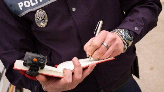 Polițist mușcat de... om