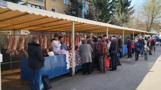 Scumpă, dar cumpărăm, comercianții nu lasă la preț la carnea de miel