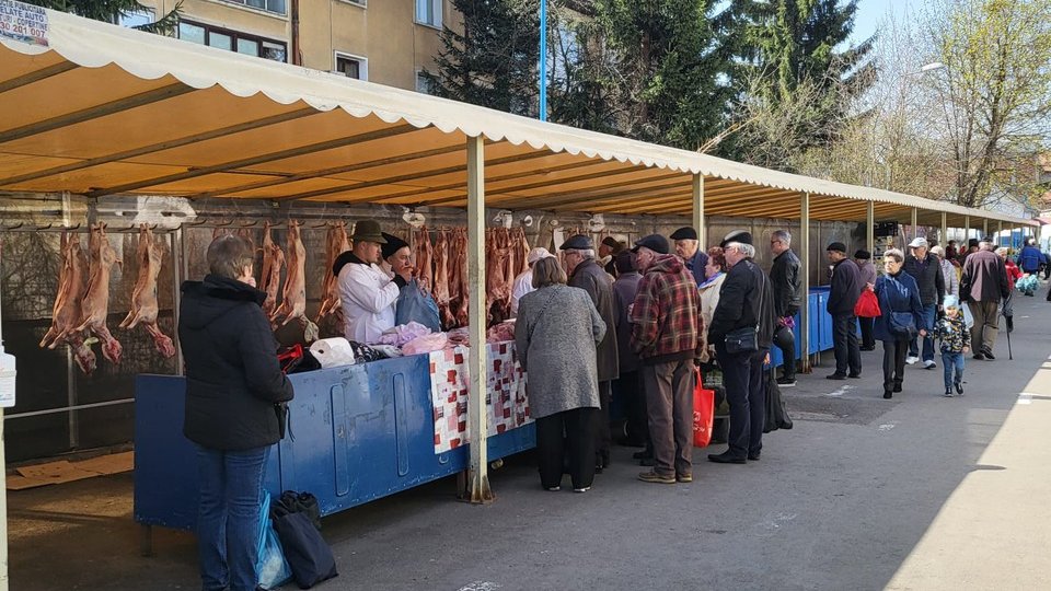 Scumpă, dar cumpărăm, comercianții nu lasă la preț la carnea de miel