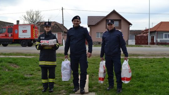 "Să fim de 10", pompierii brașoveni au împărțit pachete pascale familiilor nevoiașe