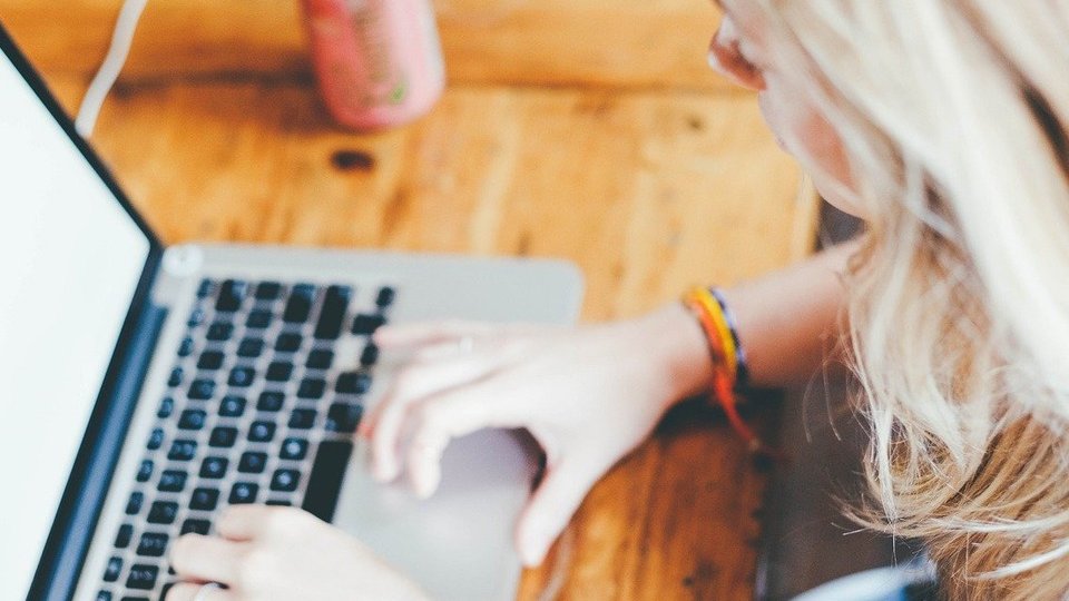 Proiect de lege. Părinţii cu copii până în 8 ani ar putea munci de acasă patru zile pe lună