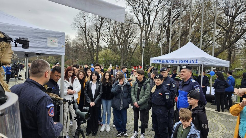 Jandarmi și elevi brașoveni, activități inedite în Parcul Carol I din București