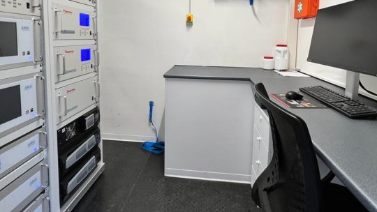 Autolaborator pentru măsurarea calității aerului, pe străzile Brașovului