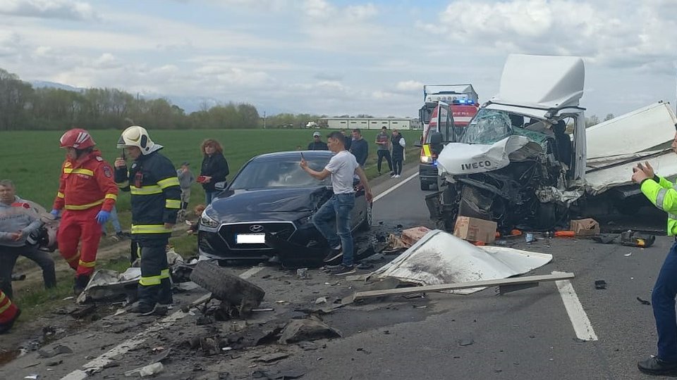 Trafic blocat pe DN1 între Olteț și Viștea de Jos. Accident între 3 autovehicule