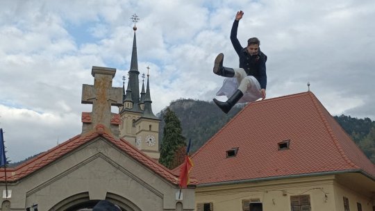 Sute de brașoveni și turiști, în această seară, la "Aruncatu-n țol"