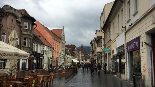 Averse și intensificări ale vântului, în toată țara, până miercuri