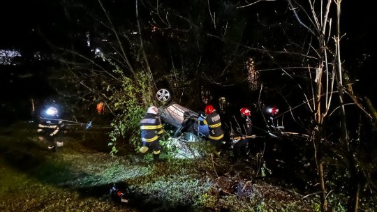 Autoturism răsturnat, azi noapte, pe drumul spre Poiană