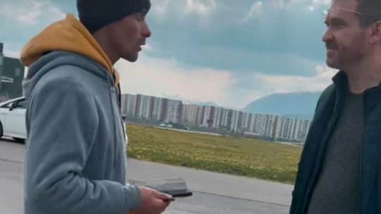 Un prof' brașovean a devenit viral. Cu calm și umor, a îndepărtat un individ suspect din preajma elevilor pe care îi însoțea