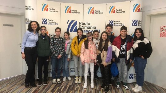 Tainele mass-media, decoperite de Clubul Copiilor Râșnov la Radio România Brașov FM