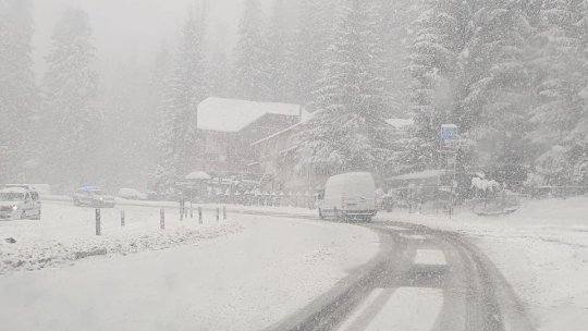 Avertizările cod galben și cod portocaliu de vânt și ninsori, prelungite