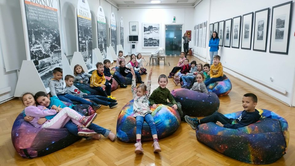 Muzeul de Artă a devenit o "Școală Altfel" pentru aproape 700 de elevi brașoveni și bucureșteni