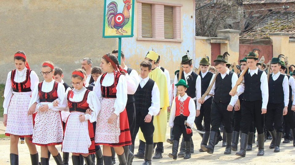 Evenimente pentru Ziua Internațională a Rromilor, dar și "Împușcatul cocoșului", la Apața