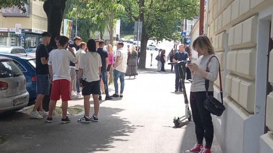 Elevii de clasele a IX-a și a X-a vor învăța și în următorul an școlar după manuale vechi, aprobate în 2004 sau 2009