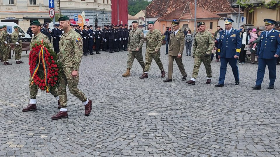 Ceremonial militar și religios, astăzi, în Piața Unirii