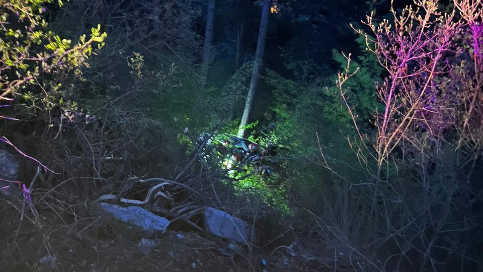 Un tânăr de 18 ani s-a răsturnat cu mașina pe drumul de Poiană