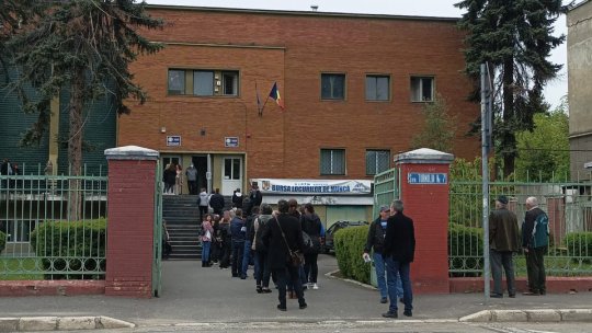 Sute de persoane au venit, astăzi, la Bursa Locurilor de Muncă de la Brașov