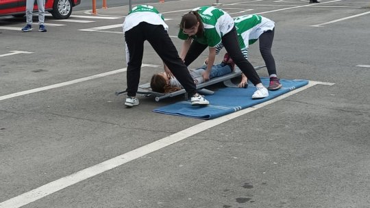 Zeci de elevi s-au întrecut astăzi în etapa județeană a concursului "Cu viaţa mea apăr viaţa!"