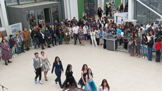 Sute de elevi, precum și profesori, prezenți, astăzi, la Târgul Liceelor