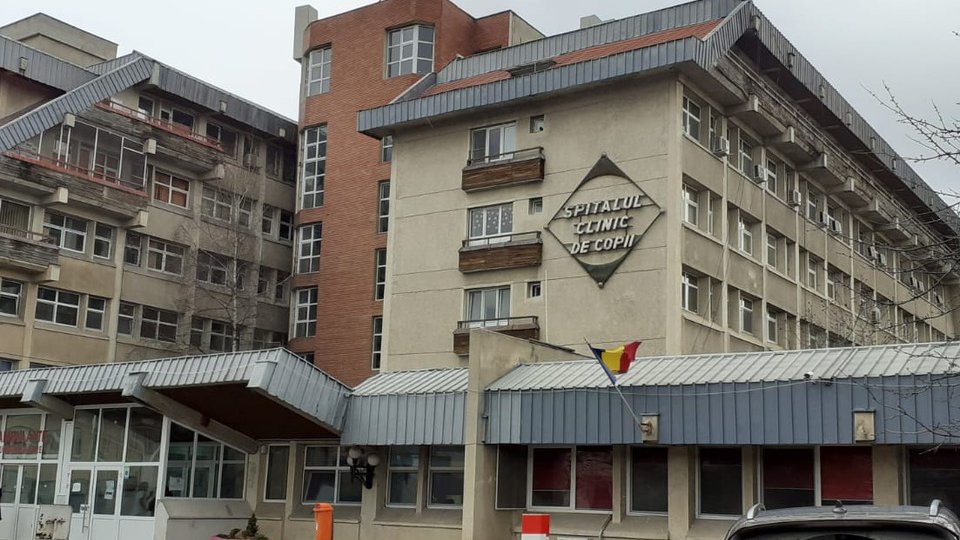 Copil de 2 ani, rănit după ce o poartă a căzut peste el