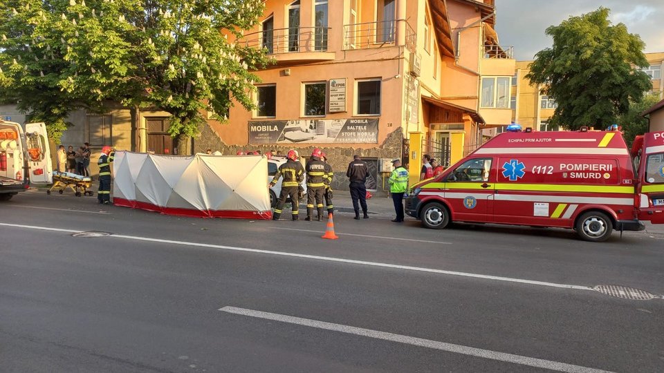 O mașină a intrat într-un copac de pe Strada Aurel Vlaicu, o persoană a decedat
