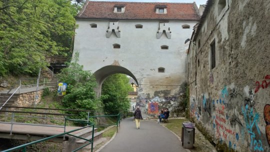 "După Ziduri" mâzgălite cu graffiti