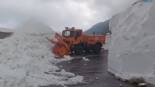 Continuă deszăpezirea Transfăgărășanului