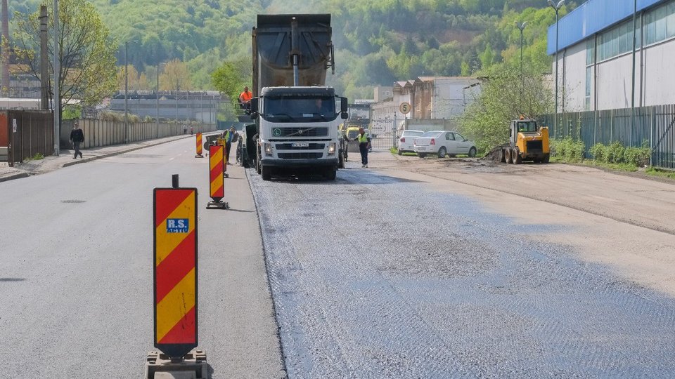 Reparații și asfaltări ale străzilor din Astra și Tractorul