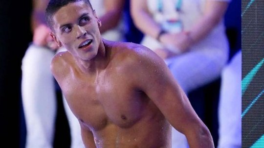 Înotătorul David Popovici a donat copiilor bolnavi de cancer medalia de aur obţinută la Mondialele de la Budapesta