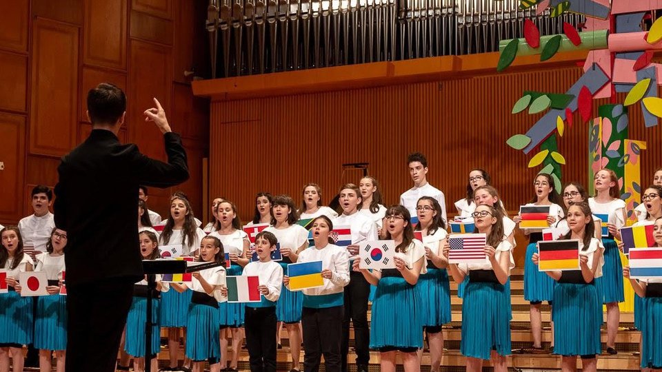 Queen, The Beatles, Rod Stewart, Michael Jackson - în interpretarea Corului de Copii Radio