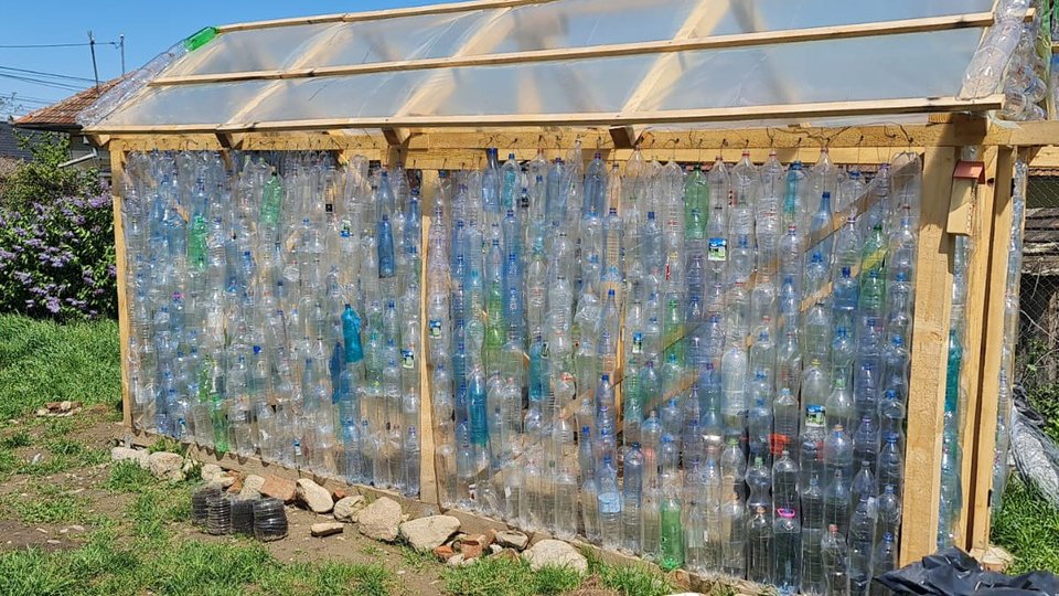 Soluție inedită de reciclare a peturilor la Școala din Recea