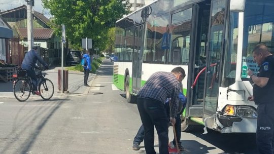 Accident între un autobuz și o mașină, la Făgăraș. Două persoane au ajuns la spital
