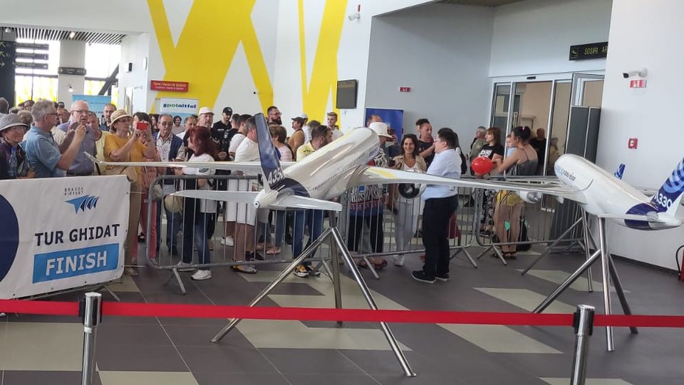 Un cuplu de brașoveni a dorit să zboare cu primul avion care va decola de pe Aeroportul Brașov
