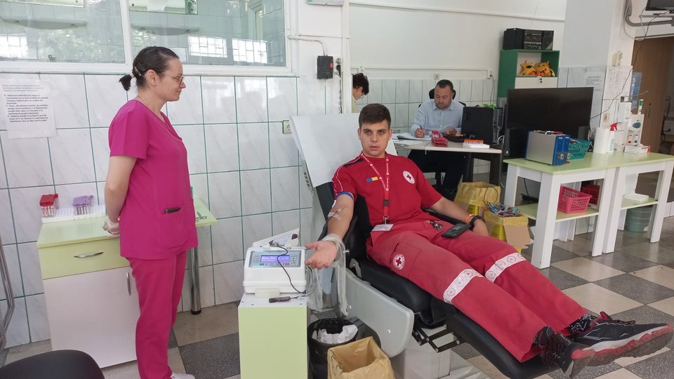 De Ziua Mondială a Donatorilor de Sânge, voluntarii Crucii Roșii Brașov au mers la Centrul de Transfuzii