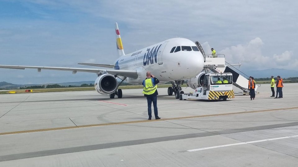 Au rămas la sol! Este "pățania" câtorva persoane care ar fi trebuit să fie printre primii pasageri ai primul zbor din Brașov