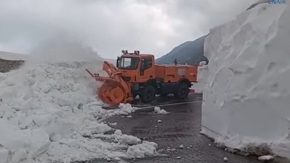 Zăpadă de doi metri pe Transfăgărășan. Când se deschide circulația