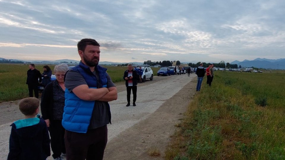 Prima aterizare de la Brașov, urmărită și de dincolo de gardul Aeroportului de zeci de brașoveni care nu au avut acces pe terminal