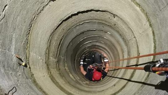 Un pui de pisică a fost salvat de pompierii brașoveni, după ce căzuse într-un puț adânc de 10 metri