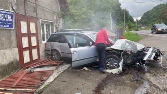 Circulație blocată pe un sens, la Timișul de Jos, au zburat prin aer cu mașina direct într-o grădiniță