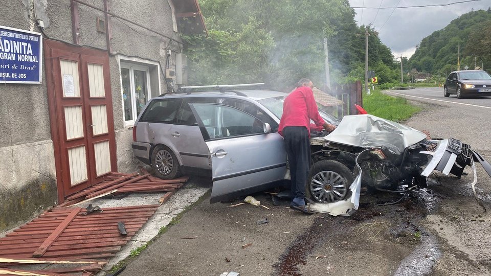 Circulație blocată pe un sens, la Timișul de Jos, au zburat prin aer cu mașina direct într-o grădiniță