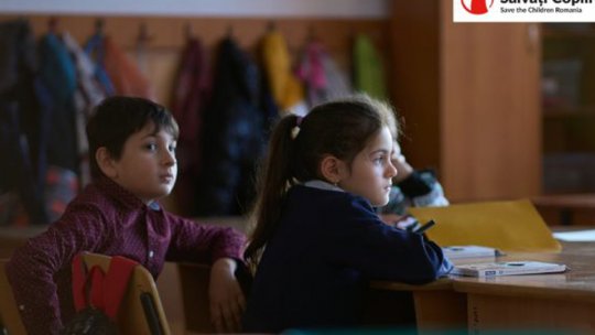 Peste jumătate dintre copiii români își doresc să plece din țară