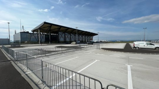 Parcarea din fața terminalului Aeroportului Brașov poate fi folosită gratuit